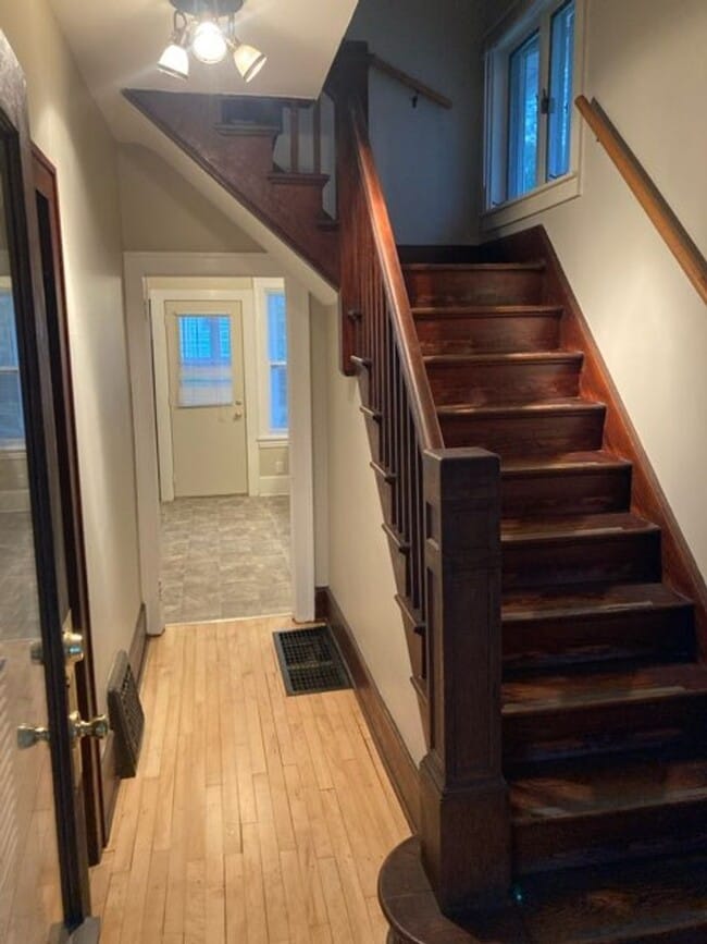 Building Photo - AVAILABLE SEPTEMBER 1st - 2 Bedroom, 1 Bat...