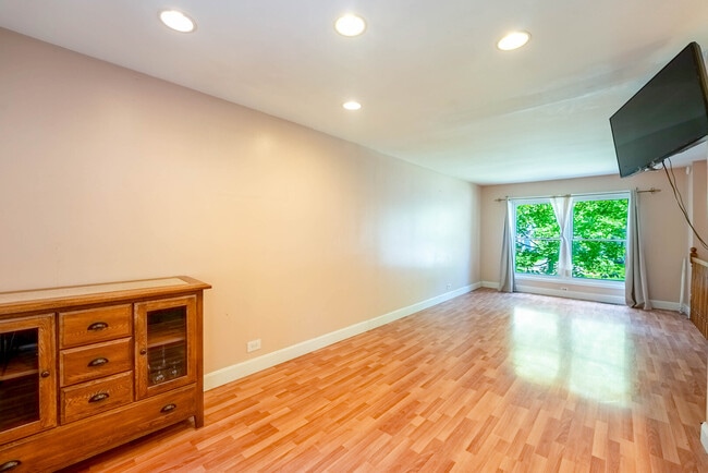 Building Photo - 121 S Orchard Dr