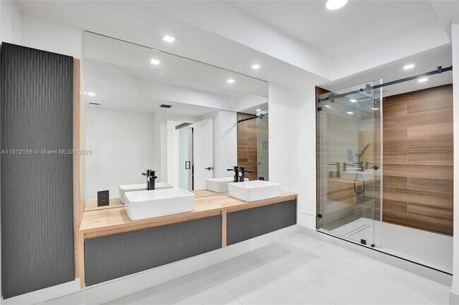 Building Photo - 20281 E Country Club Dr
