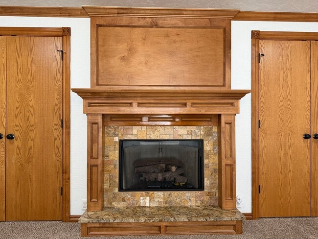 Building Photo - 6933 NW Eisenhower Dr