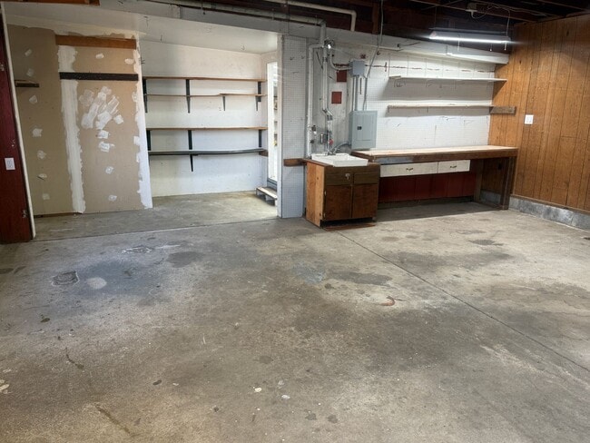 Building Photo - Studio apartment with a large garage in Eugene!