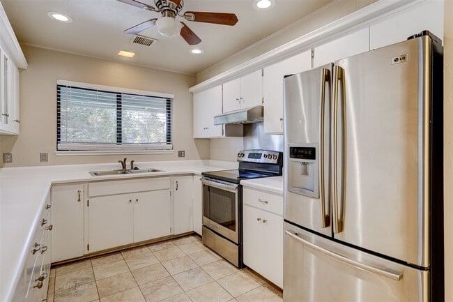 Building Photo - 3 bedroom, 3 bath home close to downtown P...