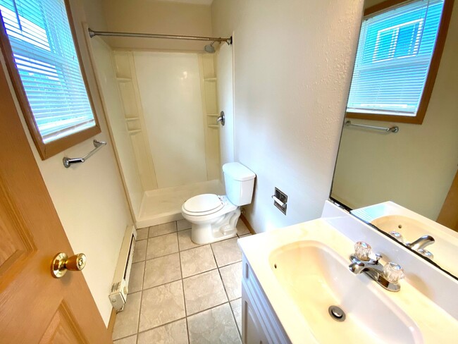 Building Photo - 3 Bedroom Duplex in North Fargo!