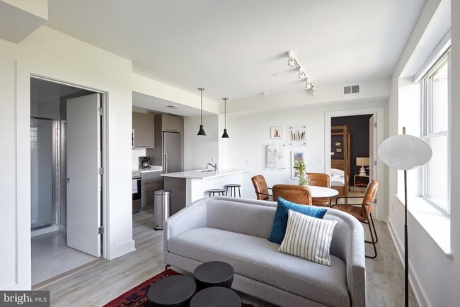 Building Photo - 816 Potomac Ave SE