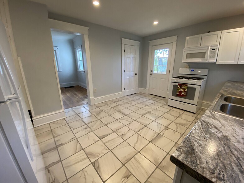 Building Photo - 1622 E 8th St