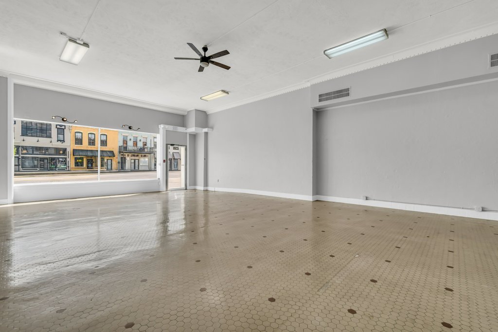 Building Photo - 423 Main St