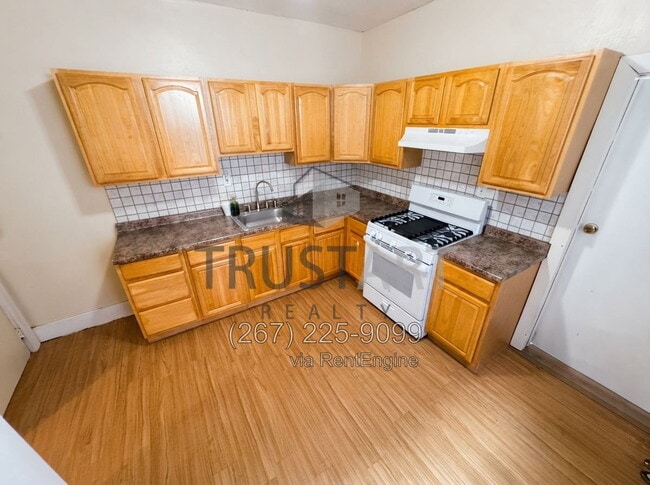 Building Photo - 4747 N Mascher St