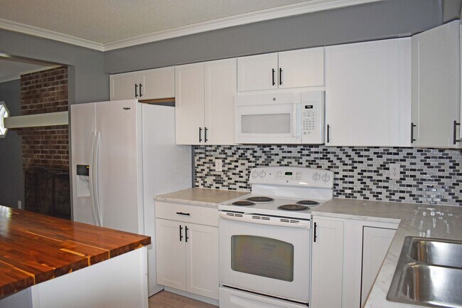 Building Photo - Great home in quiet setting