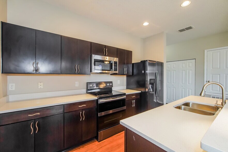 Building Photo - 1557 Regent Ct