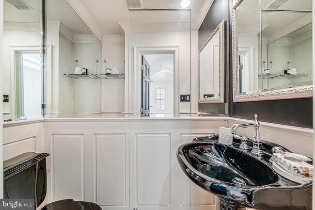 Building Photo - 4817 Chevy Chase Blvd