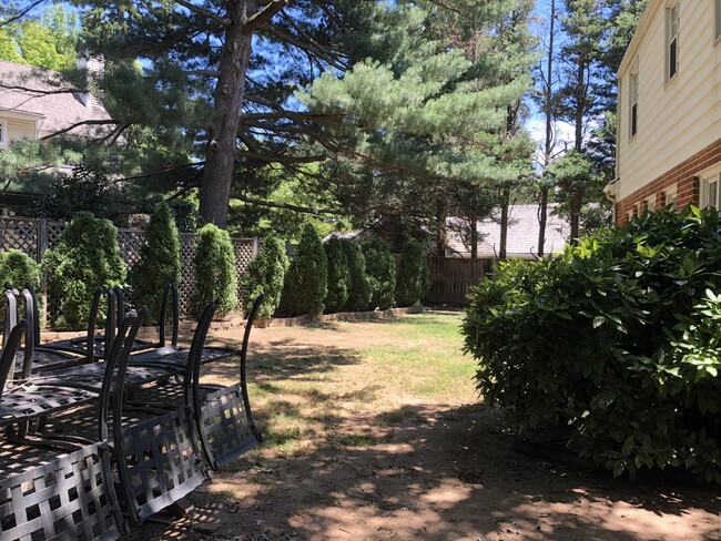 Private fully fenced backyard - 3805 jonesbridge road