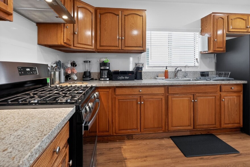 Building Photo - 917 W 62nd Pl