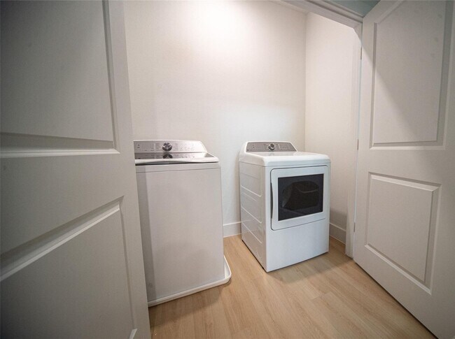 Building Photo - New Beautiful Townhome Great Location