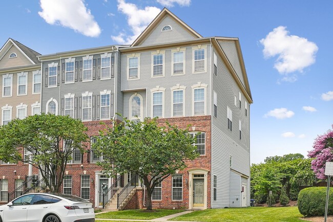 Building Photo - Beautiful End-Unit Townhome-Style Condo Ne...