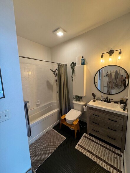 Building Photo - 2422 Tremont Pl