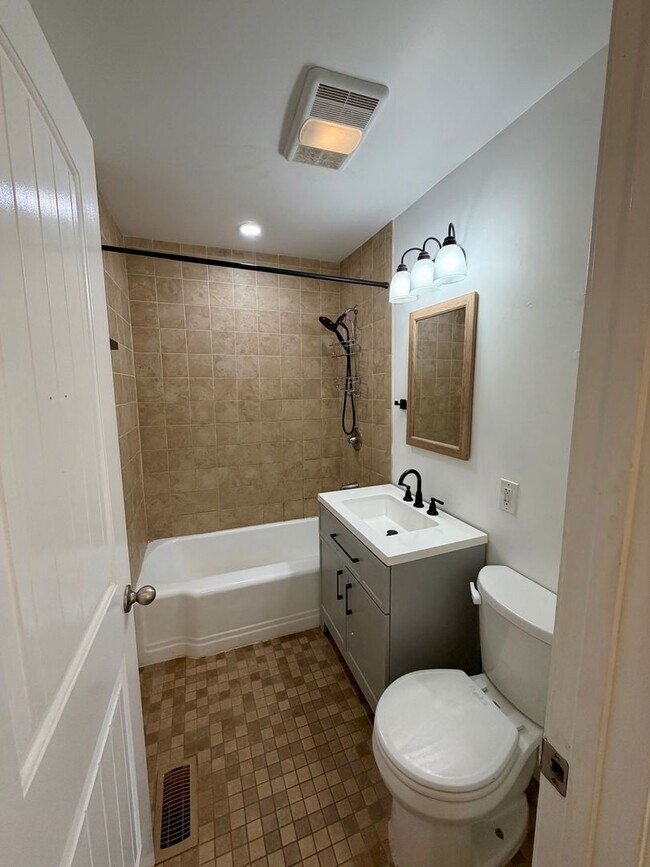 Building Photo - Charming 3-Bedroom Home with Updated Kitch...