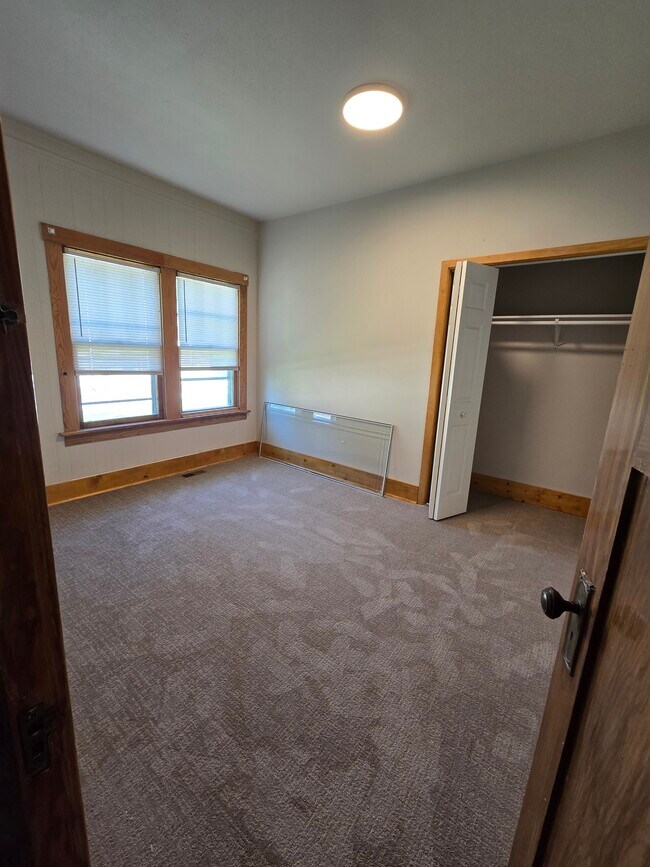 Building Photo - 613 7th Ave