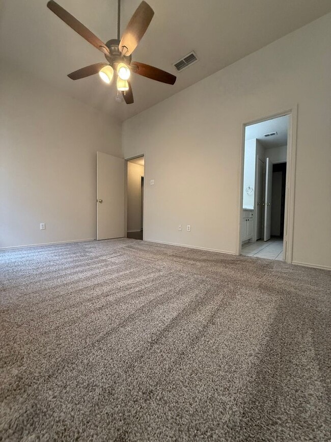 Building Photo - 3/2/2 Duplex / Bathroom Reno / Updated/ Fenced Back Yard - Pets Welcome