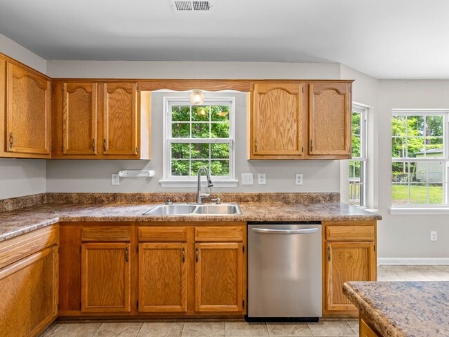 Building Photo - Country Club Area!