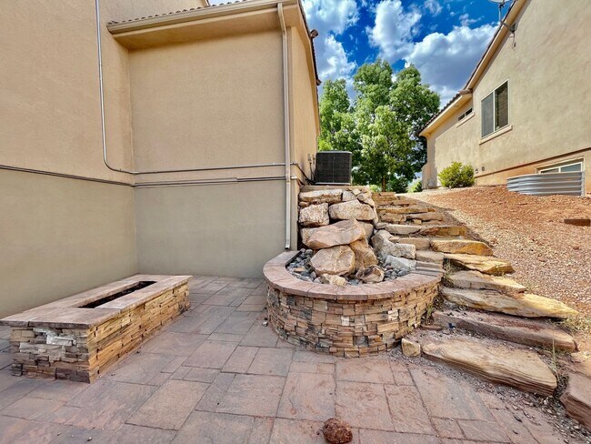Building Photo - 436 E Paris Dr