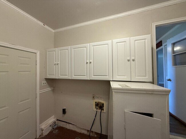 Building Photo - Charming 3-Bedroom Home with Spacious Yard...