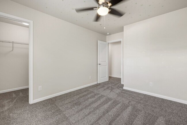 Building Photo - MOVE IN READY NOW! A/C! Multi generational living? Home office? Tumwater School District