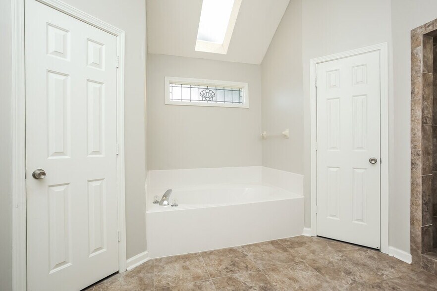 Building Photo - 4498 Whispering Bend Dr