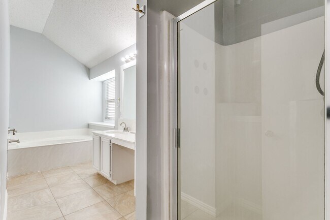 Building Photo - 1728 Creekpoint-