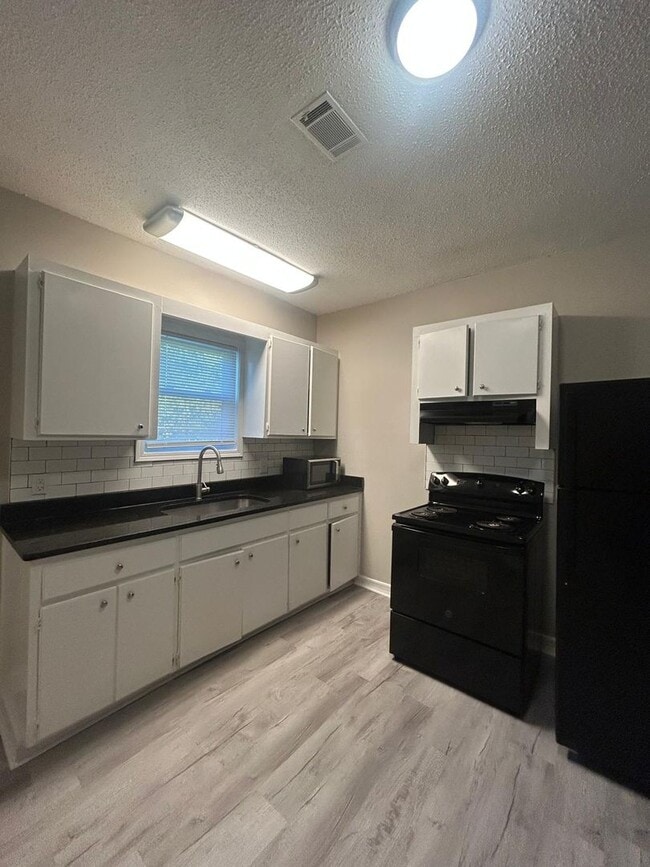 Building Photo - Fully Renovated Apartment Duplex Located in the Heart of Edgewood - 2227B