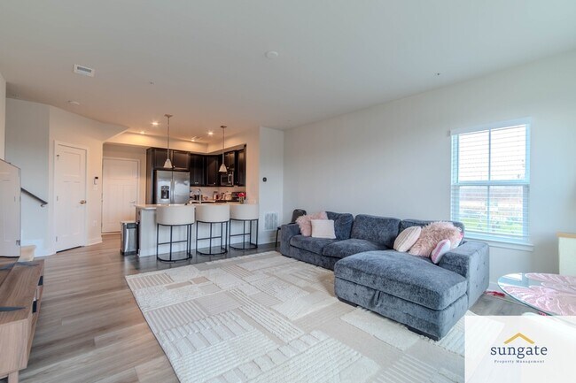 Building Photo - 100 Matisse Pl