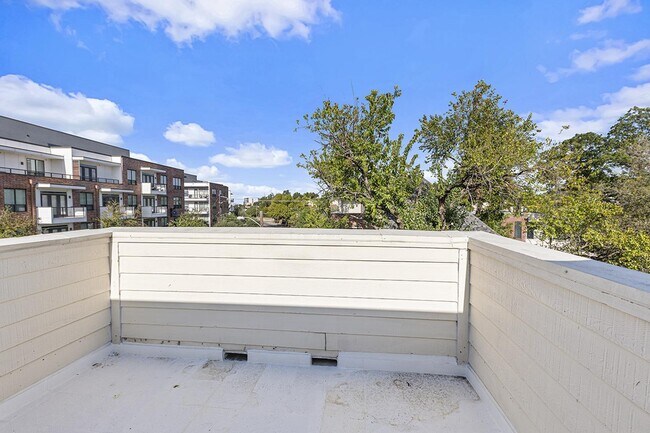 Building Photo - Chic M Streets townhome near shopping & di...