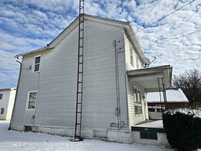 Building Photo - 404 W Cunningham St