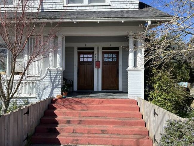 Building Photo - 2-3 Bedroom Apartment in Historic House