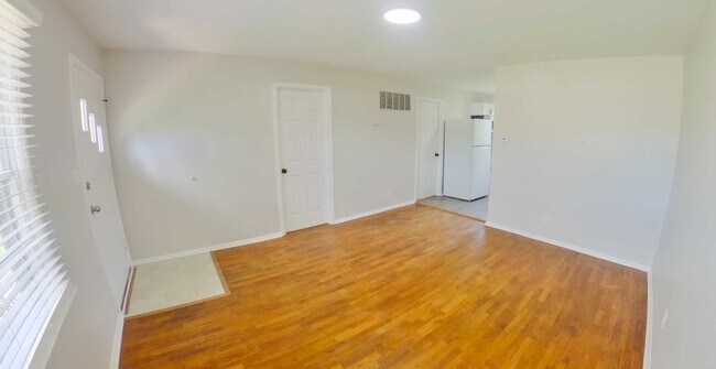 Building Photo - 3D Tour Available - Recently Remodeled + Fenced-in Yard + Washer & Dryer! Available October 3rd!
