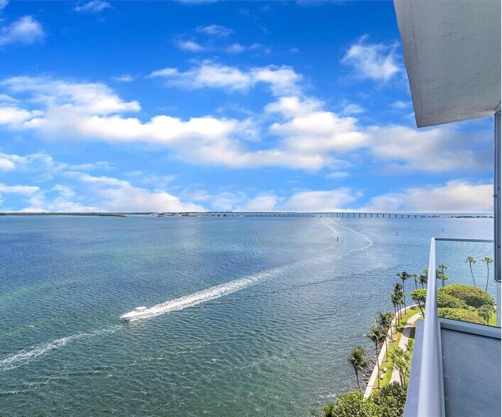 Building Photo - 800 Claughton Island Dr