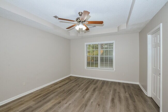 Building Photo - 6164 Kingsview Dr