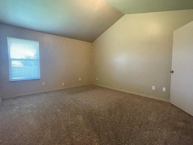 Building Photo - 3631 Vanguard Dr