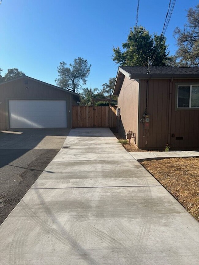 Building Photo - Modern Auburn Retreat—Fully Renovated 3BR ...