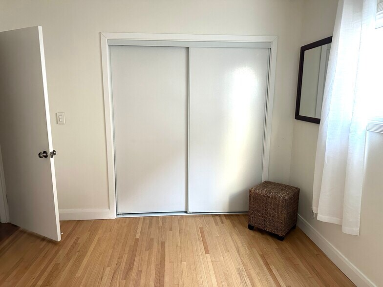 Double closet - 2004 S Meyler St