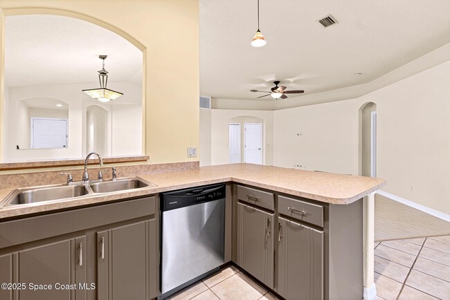 Building Photo - 960 Villa Dr