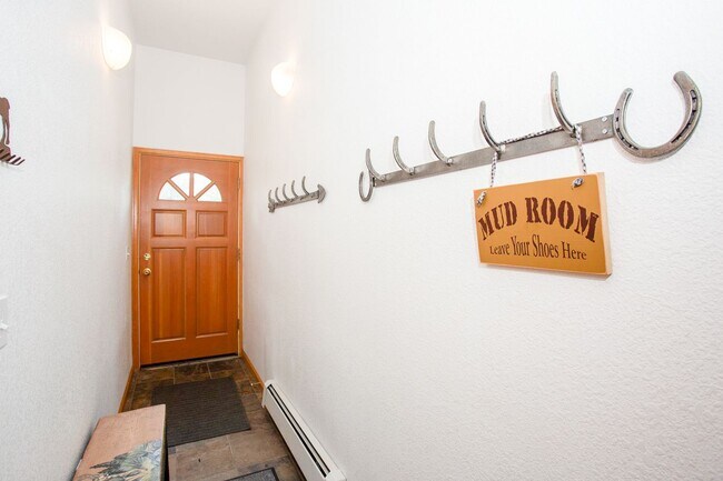 Building Photo - Convenient Location! Lots of Space and Lig...