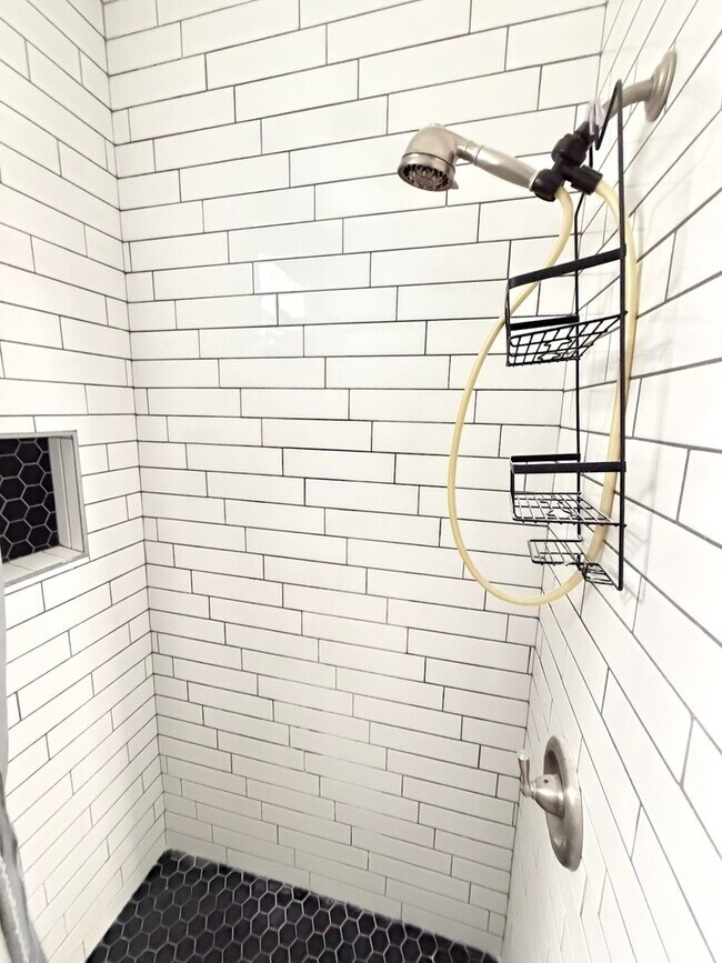 Building Photo - 113 S Paulina St