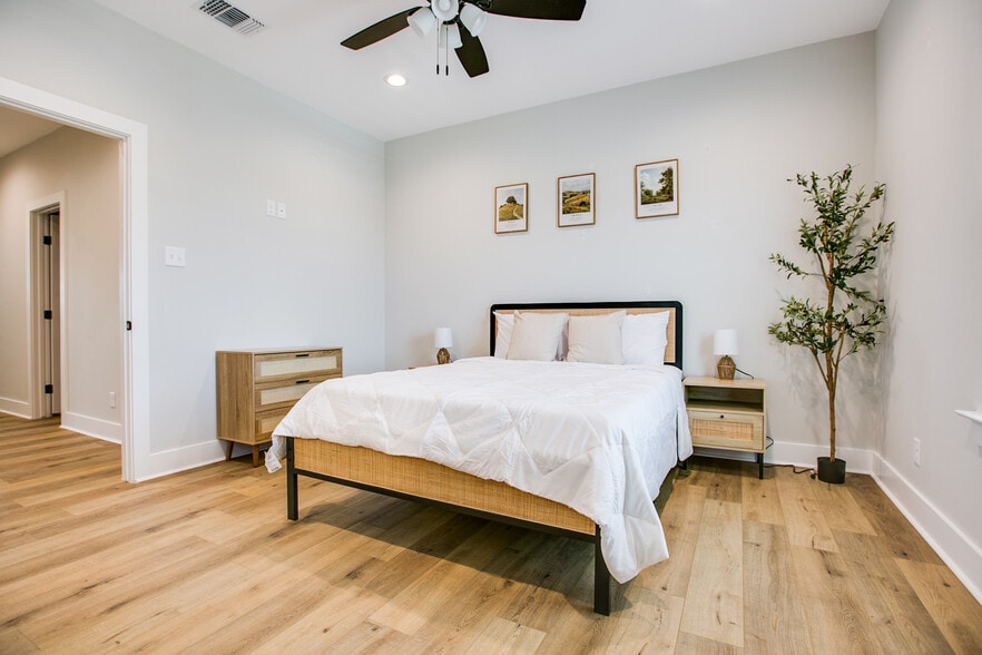 Building Photo - 1009 Holiday Dr