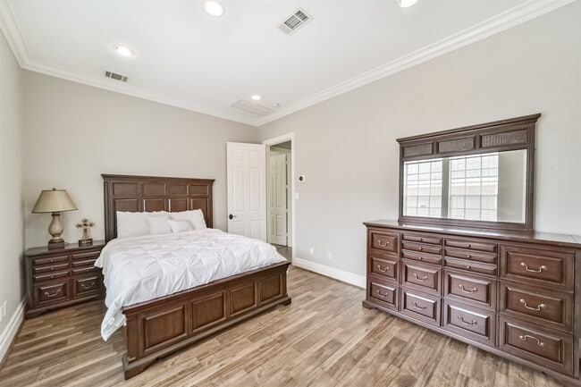 Building Photo - 9660 Fairdale Ln