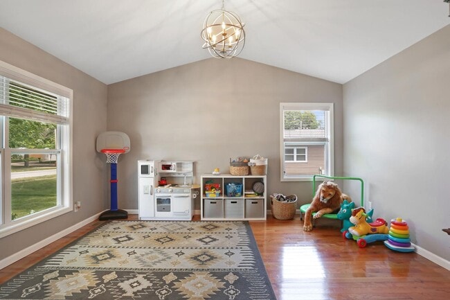 Building Photo - 3 Bedroom, 2 Bathroom House w/ 2 Car Garag...