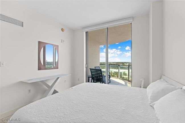 Building Photo - 3000 Oasis Grand Blvd