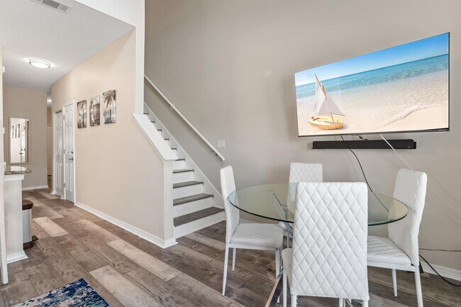 Building Photo - Beautifully furnished 2B/2B condo steps from Gulf of Mexico available for long term lease!