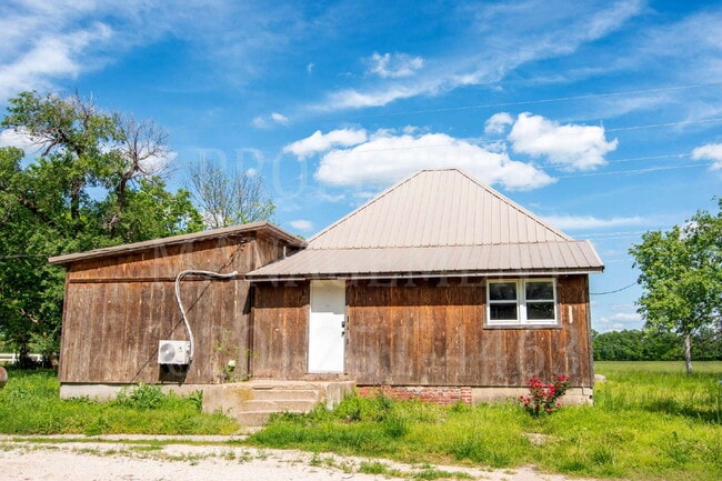 Building Photo - Charming 2-Bedroom 1-Bath + Bonus Room Farmhouse