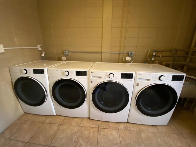 Building Photo - 633 Robert St