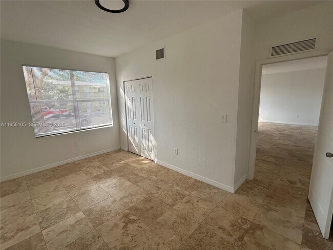 Building Photo - 953 SW 10th St